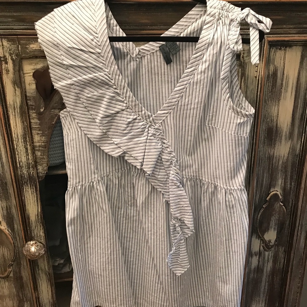Anthropologie pinstripe ruffle tank size Medium